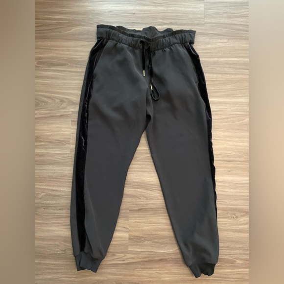 Lululemon On the Fly Jogger Velvet Trim Black / Black Special Edition size 8 - Picture 2 of 9